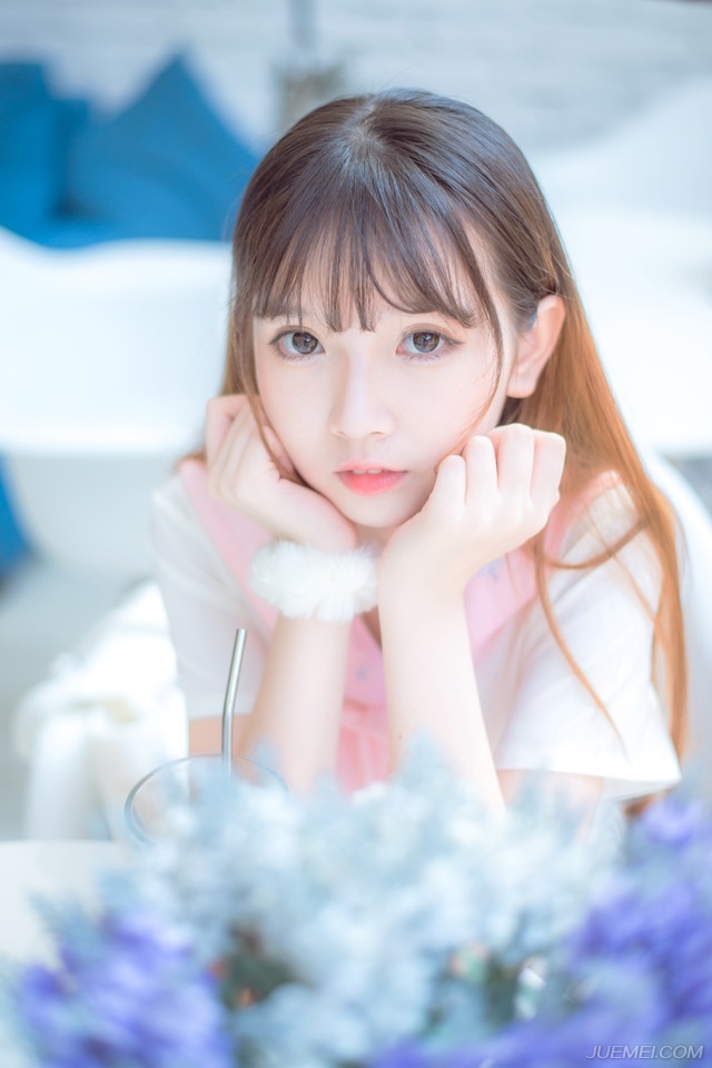 “刘璋昏庸，暴政于蜀中，不杀，不足以平民愤！不杀不足以定军心！”庞统看向众人，沉声道：“然国不可一日无君，我主吕布，虽然出身草莽，然心系天下，虽然中原士人多有谩骂，然关中百姓却无不感念其恩德，今日统斗胆，请诸位迎奉我主入蜀。”